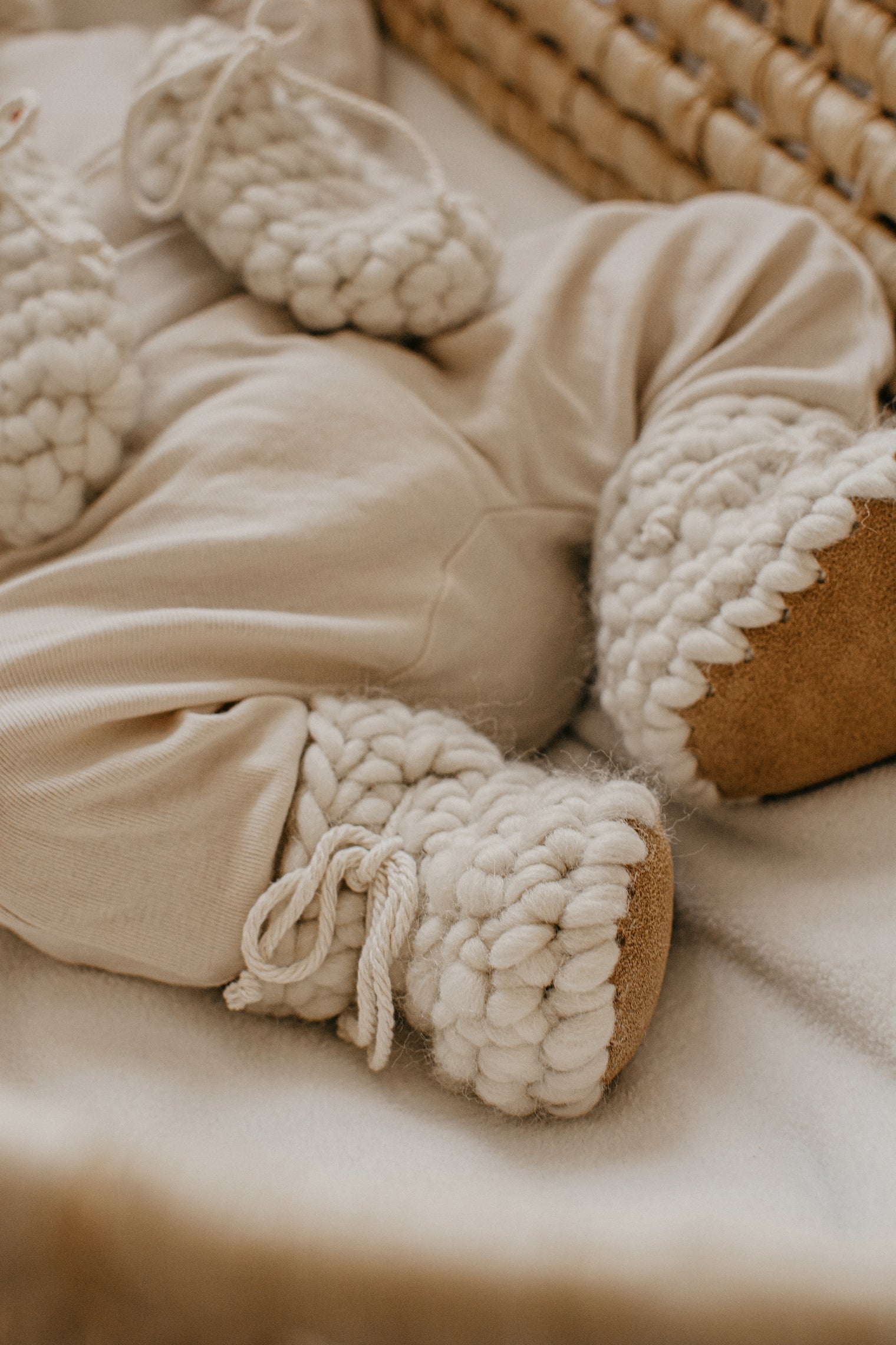 Ensemble de naissance : BONNET ET PANTOUFLES