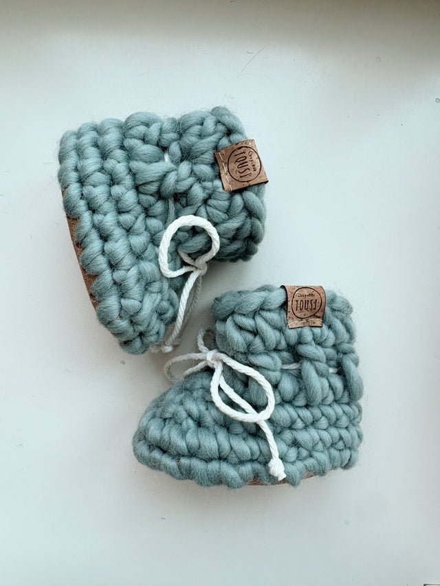 Ensemble de naissance :  BONNET ET PANTOUFLES